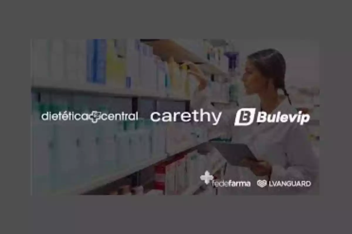 Mujer en una farmacia revisando productos en estanterías con logotipos de dietética central, carethy, bulevip, fede farma y l vanguard.