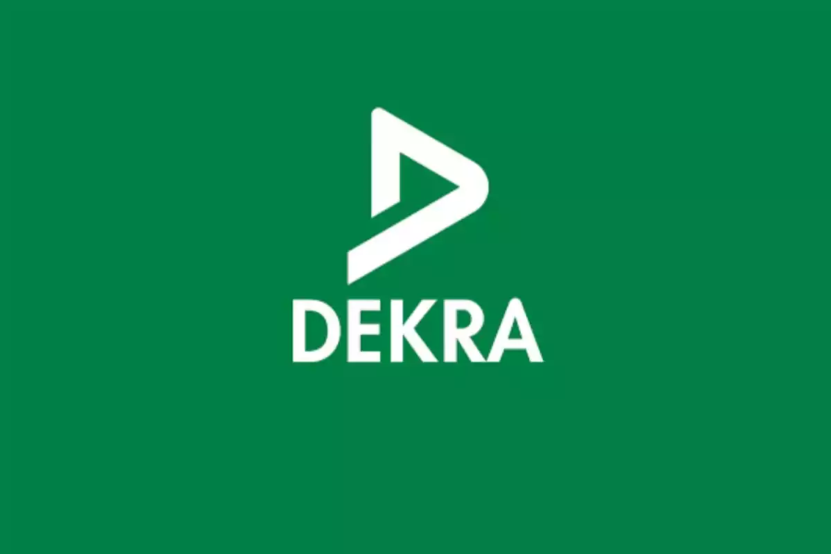 Logotipo de DEKRA con fondo verde y diseño de flecha blanca.