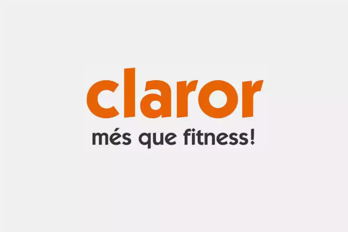 Logotipo de Claror con el lema "més que fitness!" en letras naranjas y negras sobre un fondo blanco.