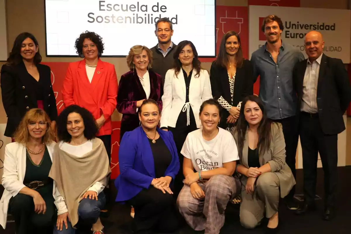 Un grupo de personas posando juntas en un evento de la Escuela de Sostenibilidad de la Universidad Europea.