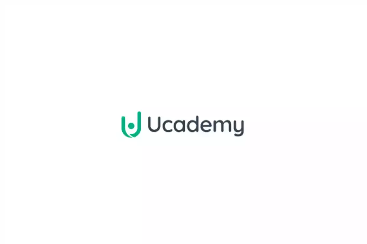 Logotipo de Ucademy con un diseño minimalista en colores verde y negro.