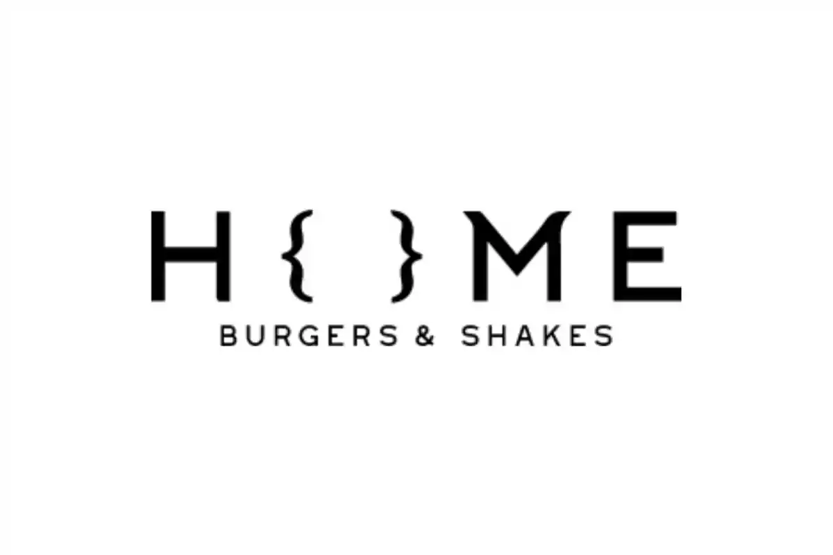 Logotipo de "HOME Burgers & Shakes" con letras negras y corchetes estilizados en el centro sobre fondo blanco.