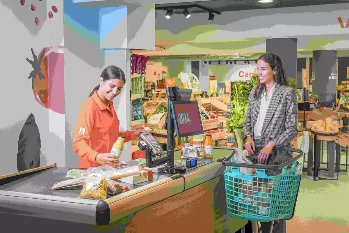 Una cajera en un supermercado está escaneando productos mientras una clienta espera con una cesta de compras llena.