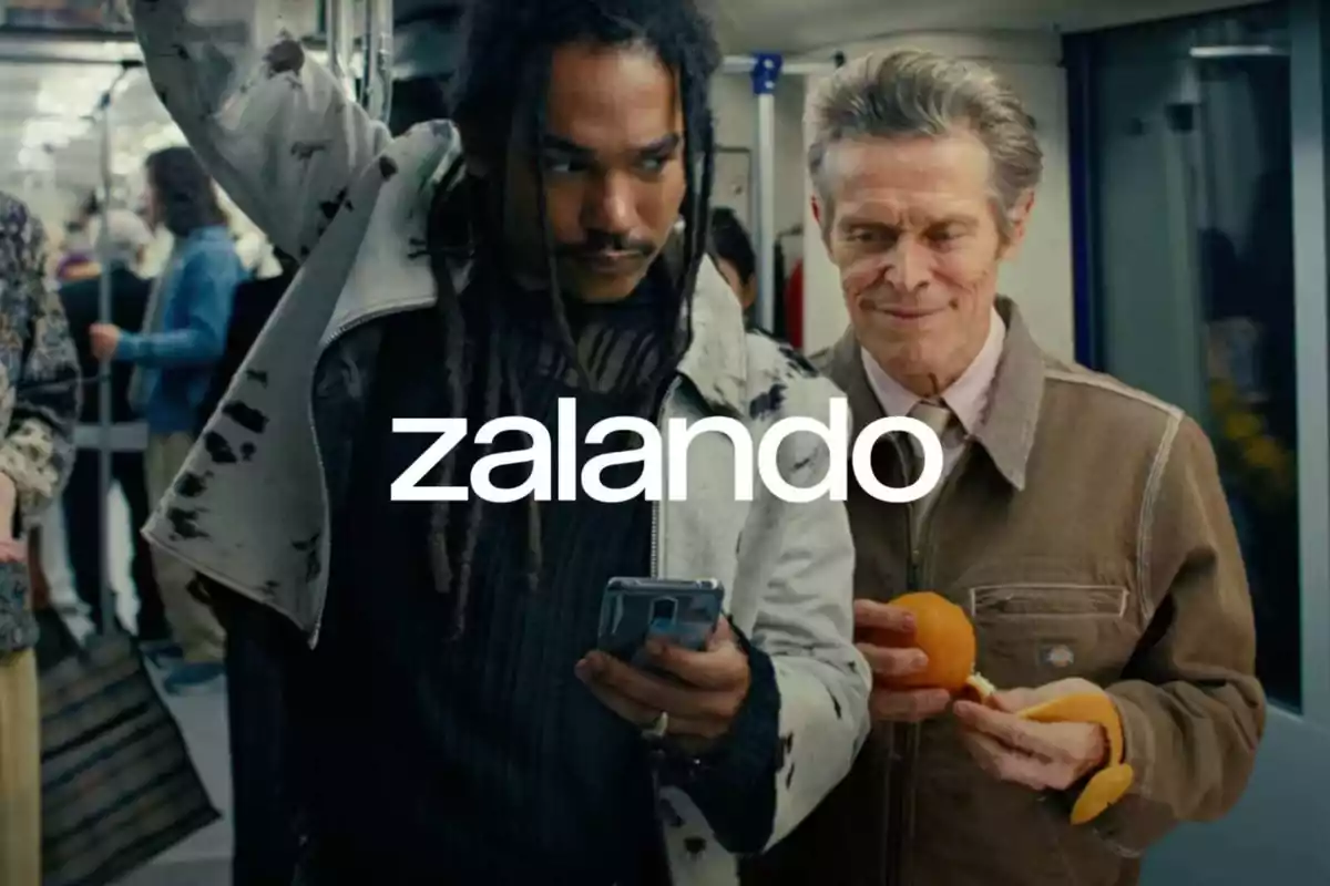 Dos personas en un transporte público, una de ellas mirando un teléfono móvil y la otra pelando una naranja, con el logo de Zalando en el centro.