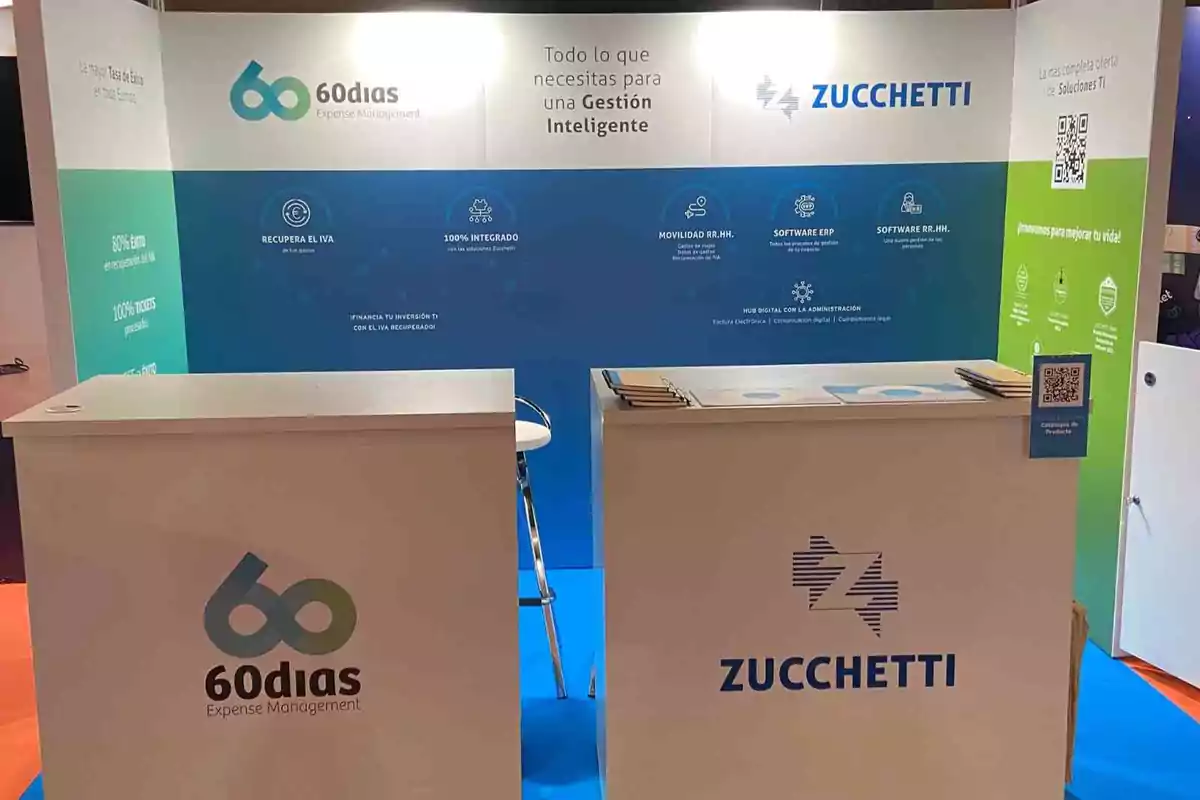 Un stand de exhibición con los logotipos de 60dias Expense Management y Zucchetti, mostrando servicios de gestión inteligente y soluciones TI.