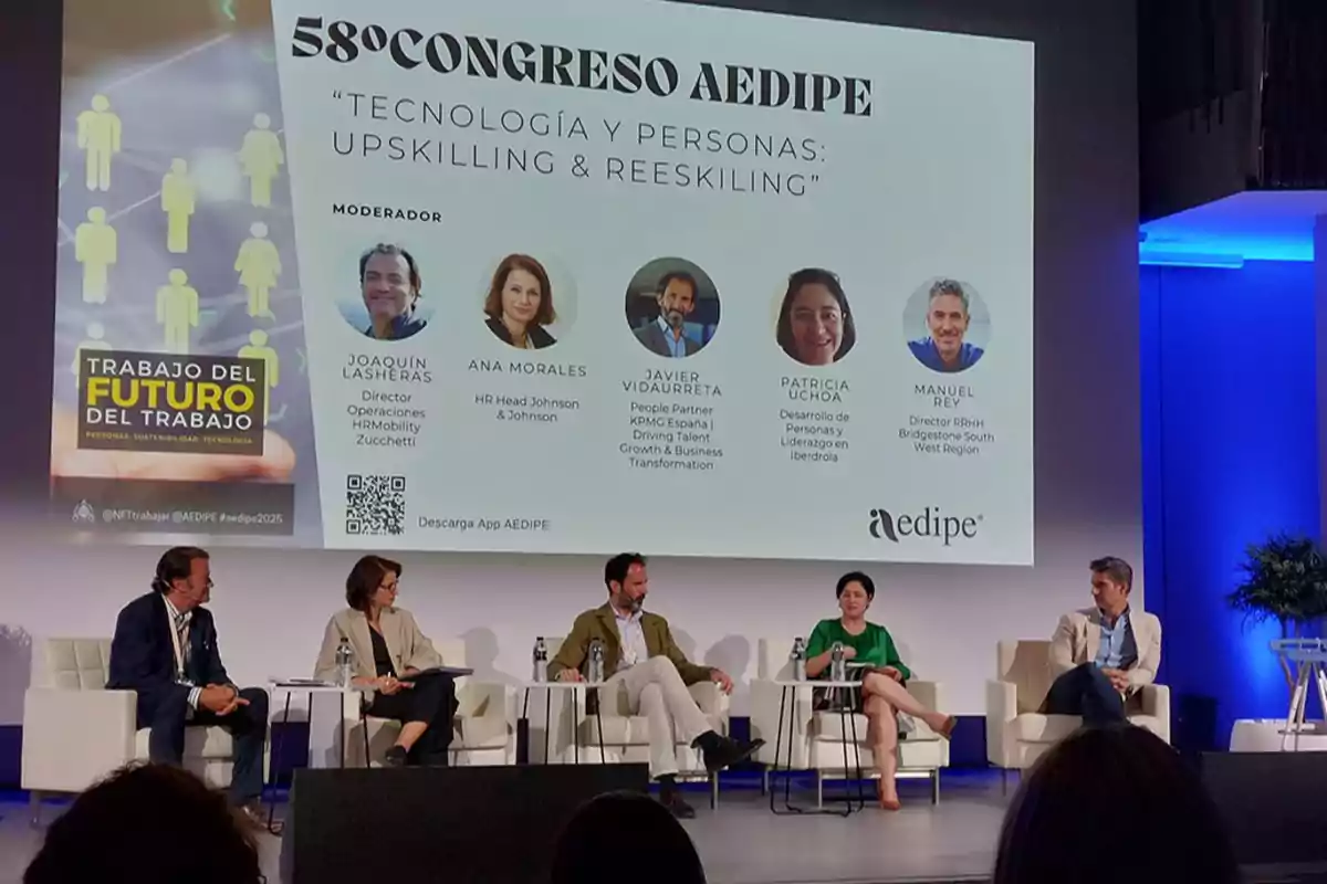Cinco personas sentadas en un panel de discusión durante el 58º Congreso AEDIPE con una pantalla de fondo que muestra el tema tecnología y personas upskilling y reskilling